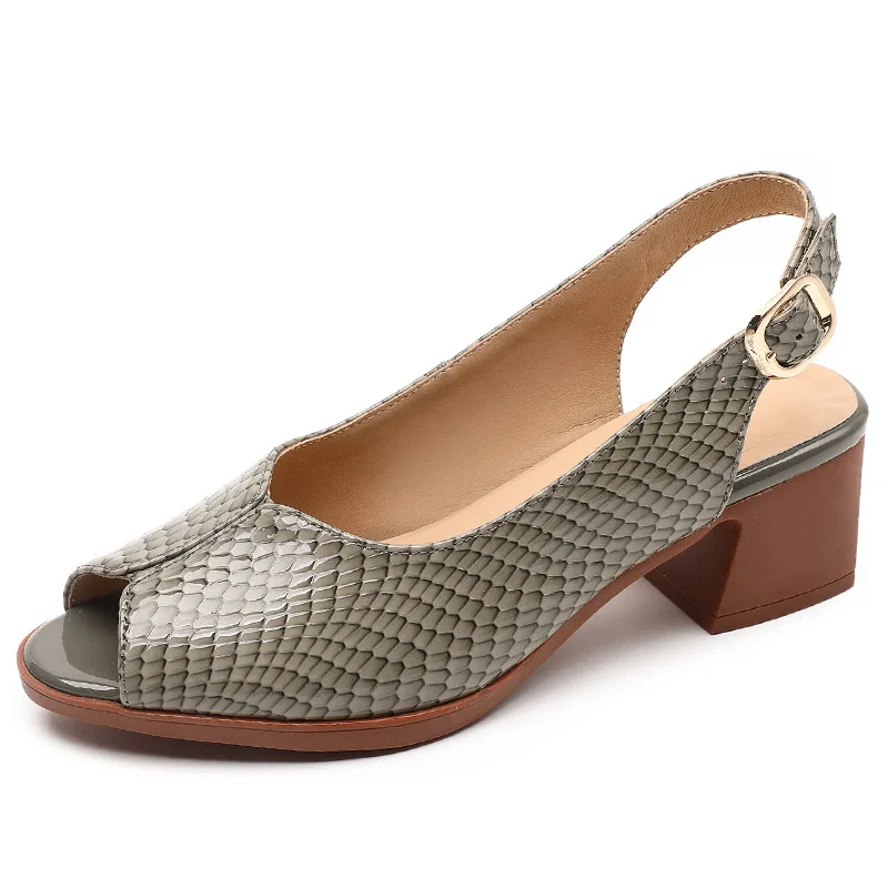 Open toe summer sandals in patent leather with medium heels