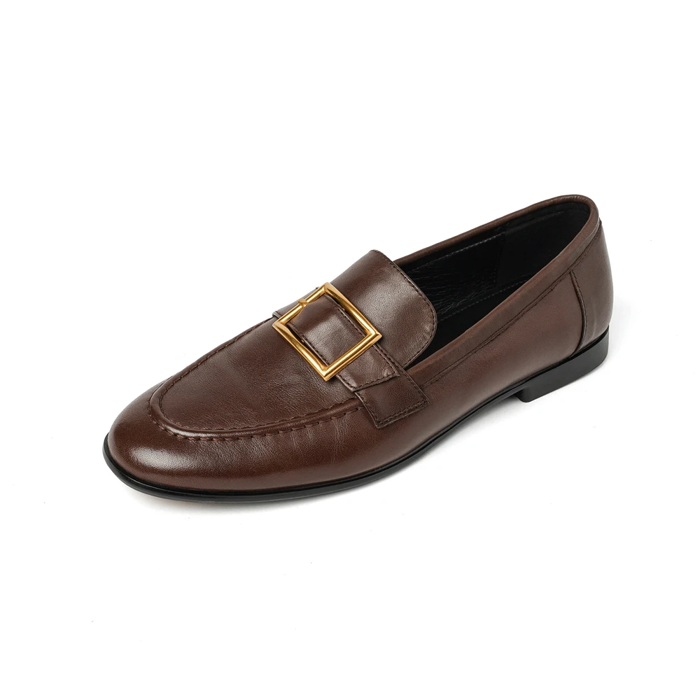 Classic leather low heel pumps with buckles